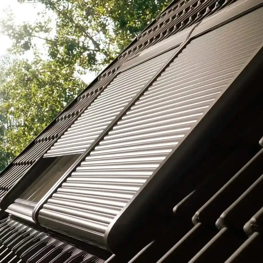 Алюминиевые рольставни Velux - вид с улицы